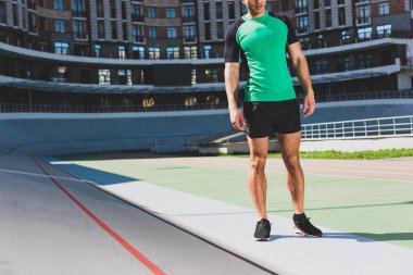 stadyumda ayakta sporcunun sporcu kırpılmış görünümü
