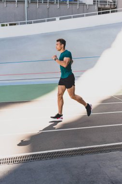 koşu pistinde karışık yarış sporcusu jogging yan görünümü 