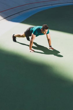 karışık yarış sporcusu stadyumda baskı