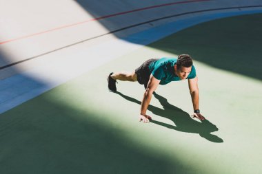 hafif bir yerde stadyumda karışık yarış sporcusu presleme