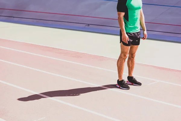 スタジアムに立つスポーツウェアのスポーツマンのトリミングされたビュー — ストック写真