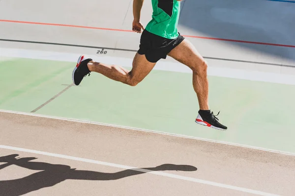 Oříznutý Pohled Sportovce Černých Teniskách Běžícím Stadionu — Stock fotografie