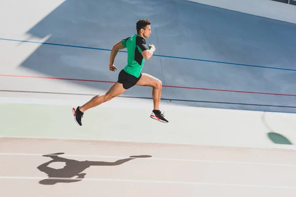 경기장에서 달리는 레이스 스포츠맨의 길이보기 — 스톡 사진