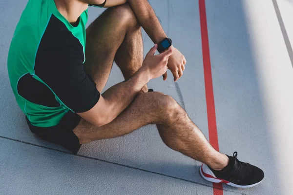 Vista Recortada Del Deportista Carrera Mixta Utilizando Smartwatch Pista Atletismo — Foto de Stock