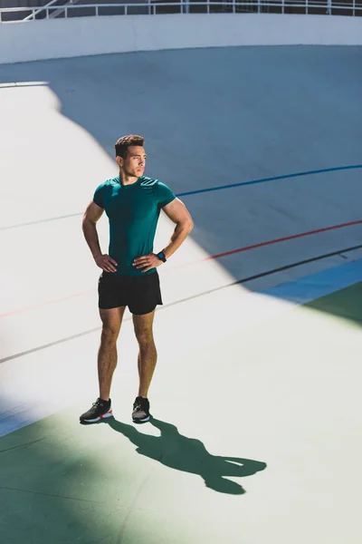 Mixed Race Sportler Steht Mit Den Händen Auf Den Hüften — Stockfoto
