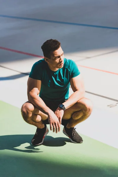 Muscular Mixed Race Sportsman Squatting Stadium Sunlight — Stock Photo, Image