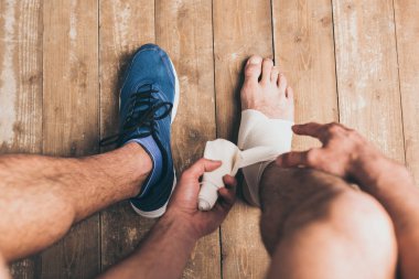elastik bandaj ile yaralı bacak bandaging bir spor ayakkabı sporcunun kırpılmış görünümü