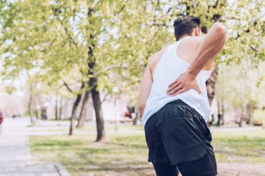 yaralı sırta dokunurken acı çeken sporcunun geri görünümü