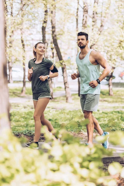 Selektivní Zaměření Hezkého Muže Hezké Ženy Sportovní Joggingu Parku — Stock fotografie