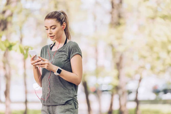 Gyönyörű Sportoló Tartja Smartphone Hallgató Zene Fülhallgató — Stock Fotó