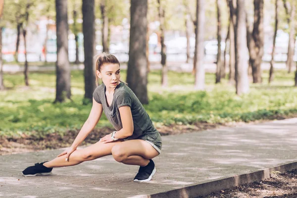 Attractive Young Woman Sportswear Looking Away While Exercising Sunny Park — Stock Photo, Image