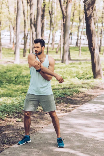 Joven Guapo Ropa Deportiva Zapatillas Deporte Entrenamiento Parque — Foto de Stock