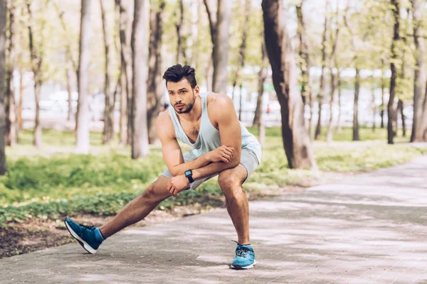 Hombre Guapo Ropa Deportiva Zapatillas Deporte Trabajando Soleado Parque — Foto de Stock