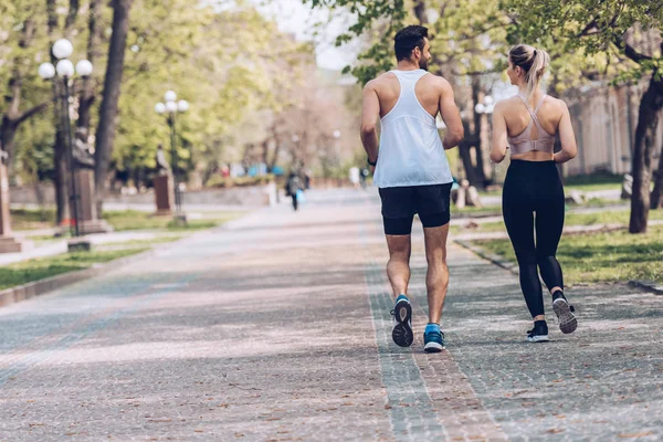 Vista Trasera Del Hombre Mujer Ropa Deportiva Corriendo Por Callejón —  Fotos de Stock