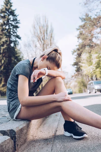 Injured Sportswoman Crying While Sitting Pavement Roadway — Stock Photo, Image