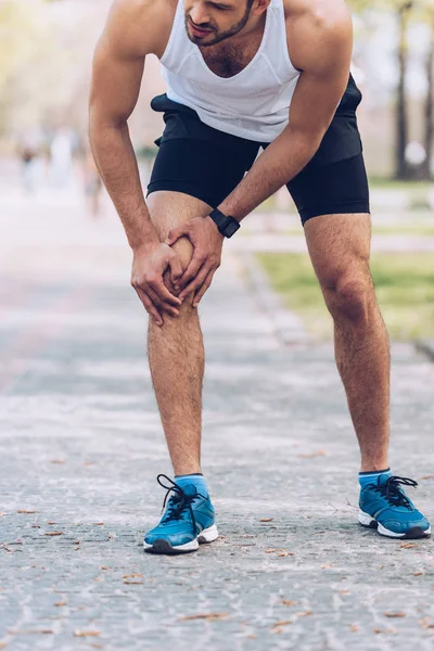Erschossener Mann Sportbekleidung Und Turnschuhen Berührt Verletztes Knie — Stockfoto