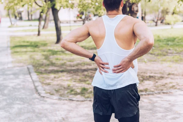 Vista Trasera Del Joven Deportista Pie Parque Tocando Espalda Lesionada — Foto de Stock