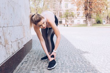 güzel sporcu kaldırımda duran ve yaralı bacak dokunmadan