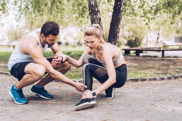 Bonito Desportista Tocando Ferido Perna Jovem Desportista Sofrendo Dor — Fotografia de Stock