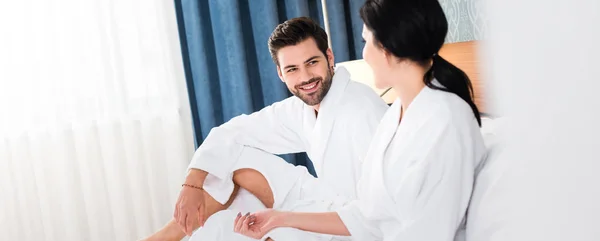 Plano Panorámico Hombre Alegre Mirando Mujer Habitación Hotel — Foto de Stock