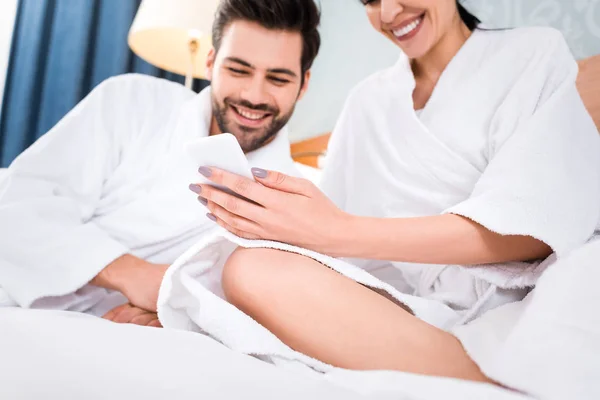 Vista Recortada Mujer Alegre Sosteniendo Teléfono Inteligente Sonriendo Cerca Del — Foto de Stock