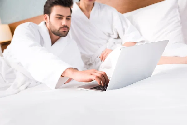 Selective Focus Bearded Man Using Laptop Woman Hotel Room — Stock Photo, Image