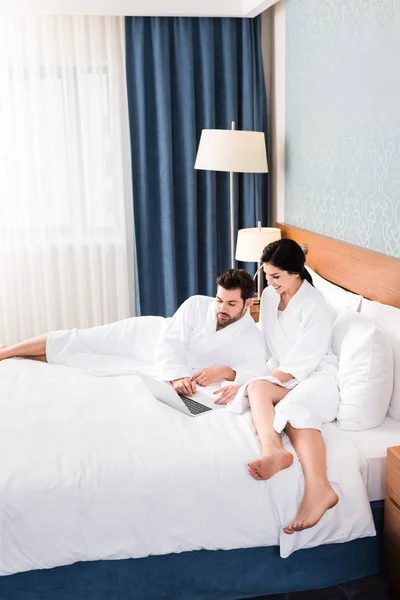 Handsome Bearded Man Using Laptop Cheerful Woman Hotel Room — Stock Photo, Image