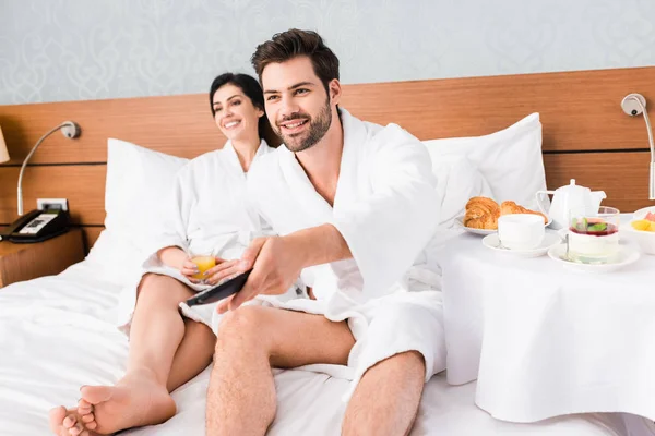 Selective Focus Happy Man Holding Remote Controller Happy Brunette Woman — Stock Photo, Image