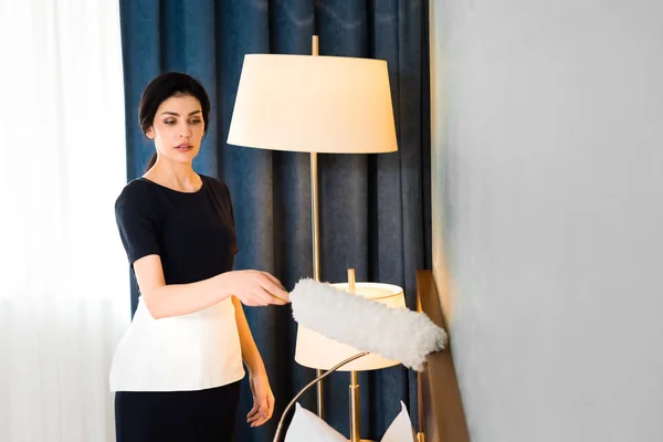 Beautiful Brunette Housemaid White Apron Cleaning Hotel Room — Stock Photo, Image