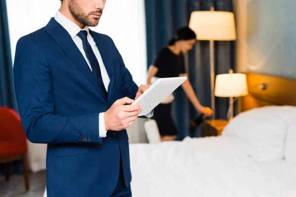 Cropped View Man Using Digital Tablet Maid Hotel Room — Stock Photo, Image