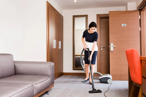 Atraktif Brunette Pembantu Pembersihan Karpet Dengan Vacuum Cleaner Kamar Hotel — Stok Foto