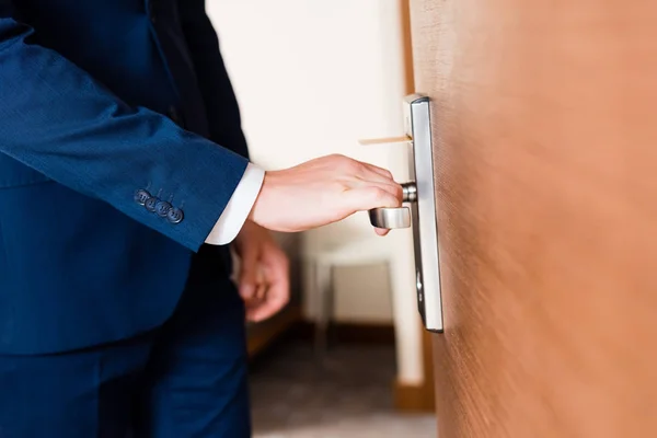 Vista Recortada Del Hombre Tocando Manija Puerta Abrir Puerta — Foto de Stock