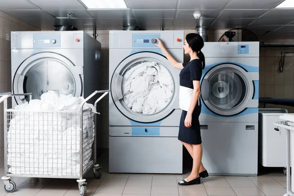 Çamaşır Makinesinde Çamaşır Makinesiüzerinde Neşeli Hizmetçi Dokunma Düğmesi — Stok fotoğraf