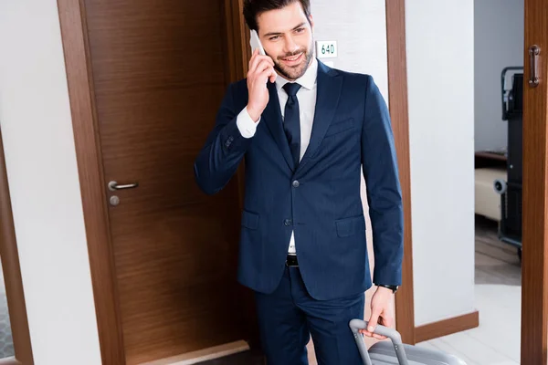 Homem Negócios Feliz Falando Smartphone Quarto Hotel — Fotografia de Stock