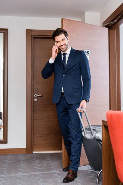 Cheerful Man Suit Talking Smartphone Holding Luggage — Stock Photo, Image
