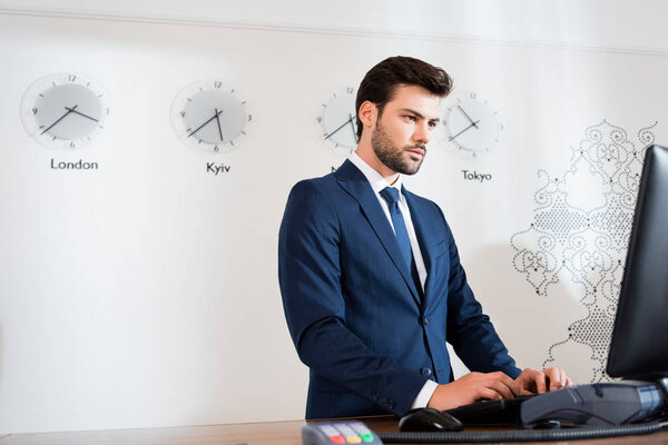 Vista Ángulo Bajo Recepcionista Segura Traje Mirando Monitor Computadora Hotel — Foto de Stock