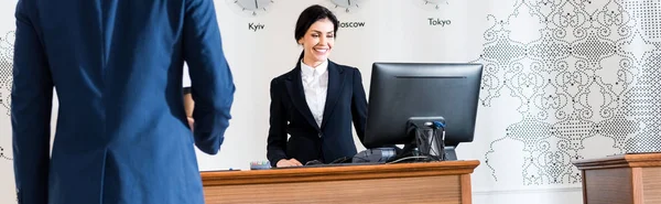 Tiro Panorâmico Homem Negócios Perto Recepcionista Alegre Olhando Para Monitor — Fotografia de Stock