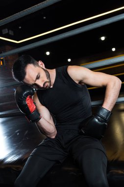 siyah boks eldivenleri spor salonunda kafa dokunmadan yorgun sakallı adam düşük açı görünümü 