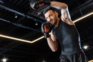 spor salonunda kızgın güçlü adam boks düşük açı görünümü 