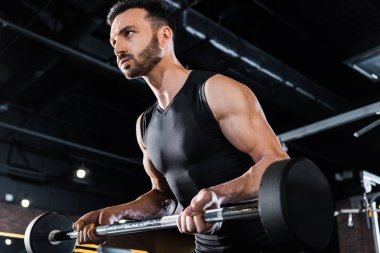 spor salonunda ağır barbell ile egzersiz güçlü adam düşük açı görünümü 