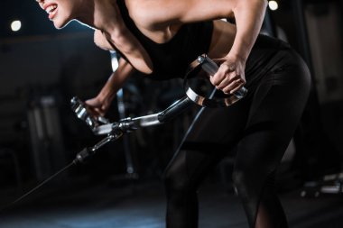 spor merkezinde egzersiz spor güçlü atletik kadın kırpılmış görünümü