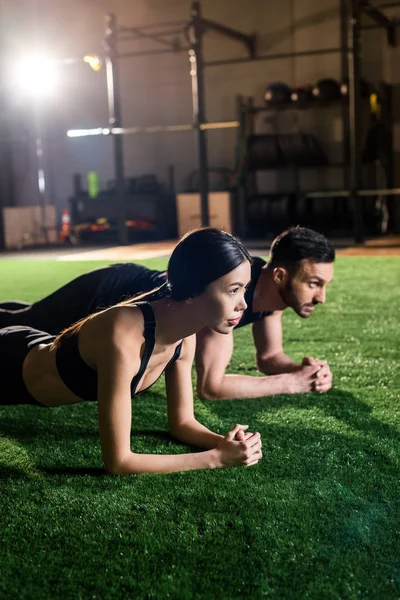 Selective Focus Attractive Woman Bearded Man Doing Plank Exercise Green — Stock Photo, Image
