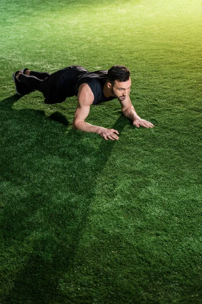 Hombre Atlético Guapo Haciendo Ejercicio Tablón Sobre Hierba Verde — Foto de Stock