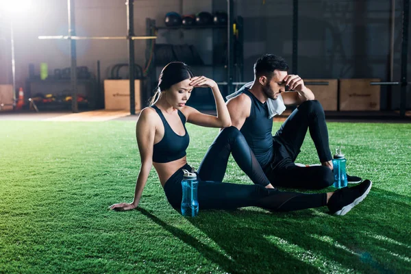 Attractive Tired Woman Sitting Green Grass Exhausted Man — Stock Photo, Image