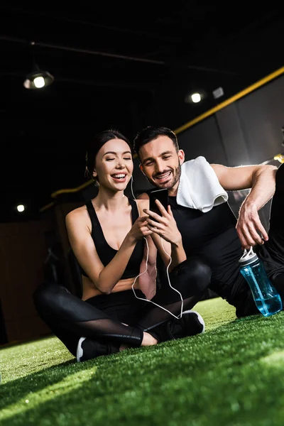 Selective Focus Cheerful Woman Man Looking Smartphone While Sitting Grass — Stock Photo, Image