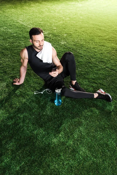 Vista Aérea Del Hombre Guapo Usando Teléfono Inteligente Mientras Está — Foto de Stock