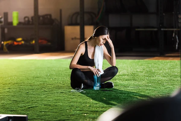 Enfoque Selectivo Mujer Cansada Sentado Hierba Verde Celebración Botella Deporte — Foto de Stock