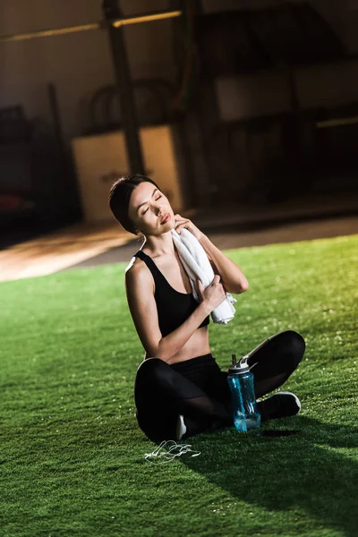 Attractive Woman Closed Eyes Sitting Grass Holding Towel — Stock Photo, Image