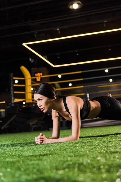 Selective Focus Attractive Woman Doing Plank Exercise Grass — Stock Photo, Image