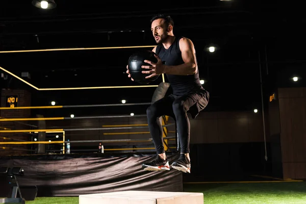 Låg Vinkel Syn Allvarlig Man Hoppar Squat Box Medan Håller — Stockfoto